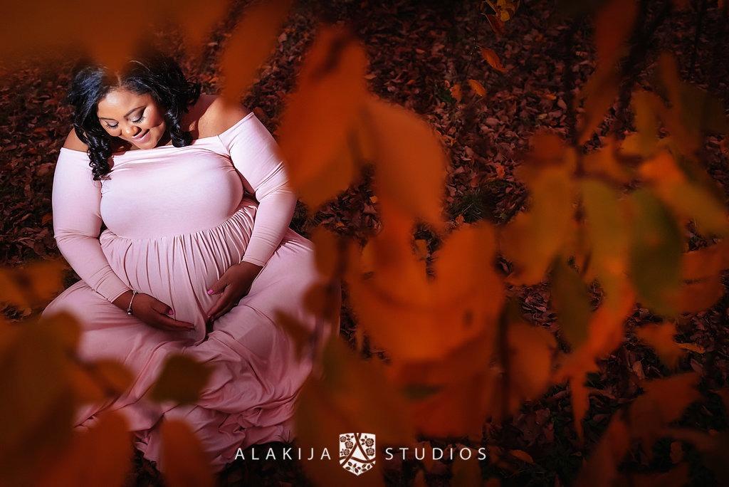 Elegant pregnancy portrait of Marien in a pink gown